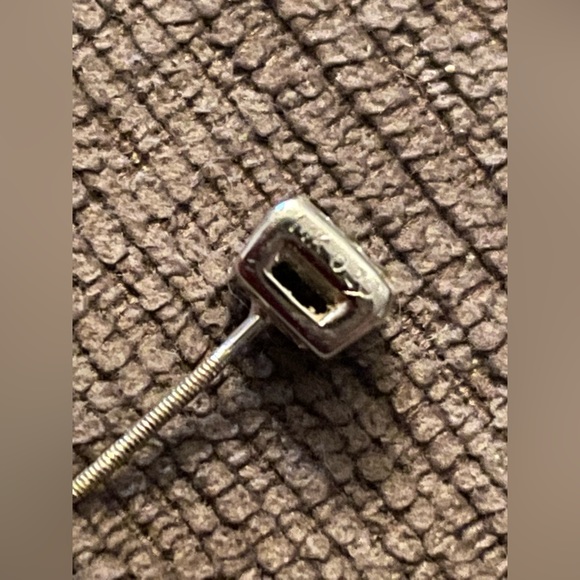 WHITE GOLD PRINCESS CUT DIAMOND EARRINGS - Picture 5 of 6